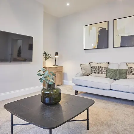 Host & - Albion House * Whitby