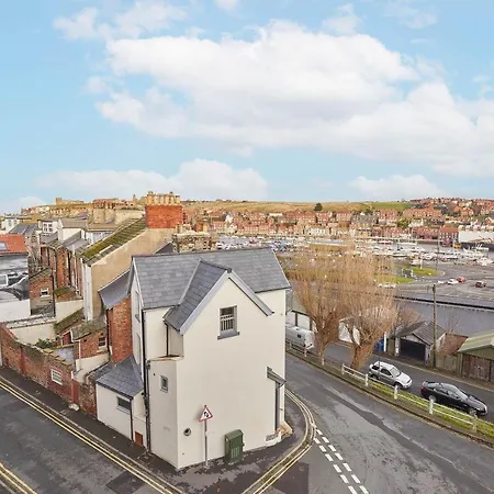 Host & - Albion House * Whitby