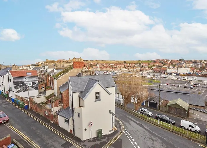 Host & - Albion House * Whitby