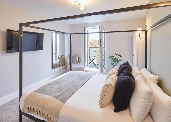 Host & - Albion House * Whitby