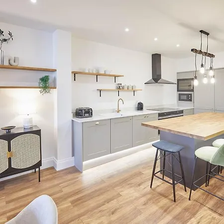 Host & - Albion House *