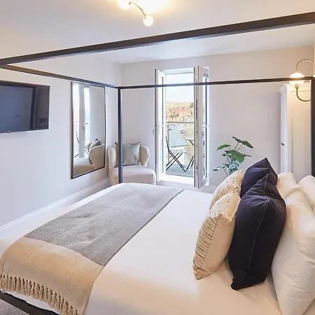 Host & - Albion House * Whitby